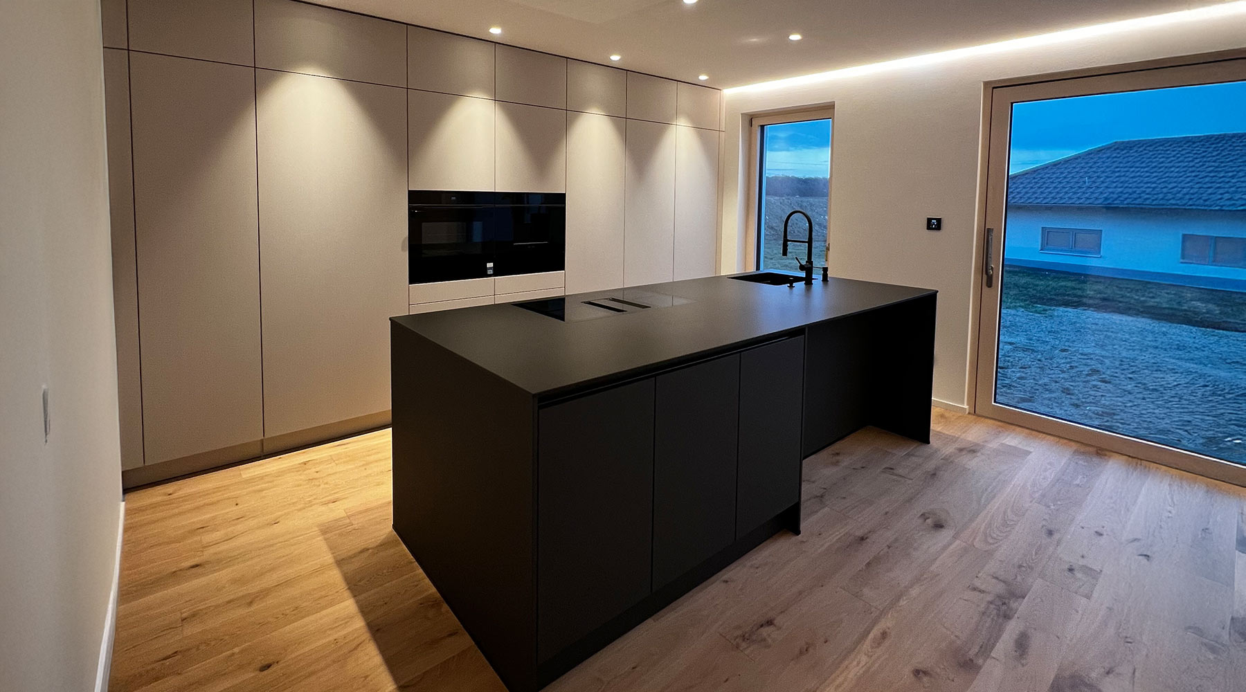 Kieselgrau und Lavaschwarz in Dampfach